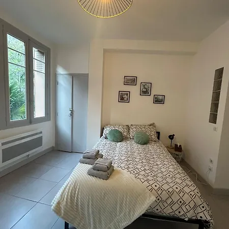Au Pied Du Chateau